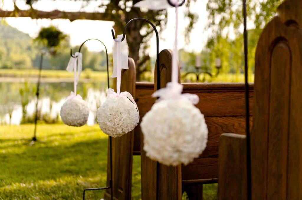 vintage-weddings-georgia-wedding-venue-barn-lake-atlanta-spring-lake-events-5 rustic floral decorations at vintage wedding venue in georgia
